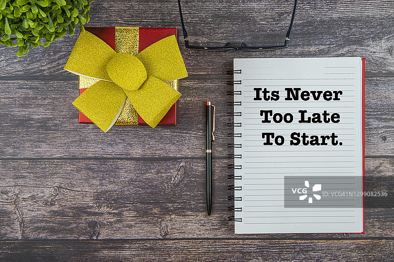 励志语录：开始永远不会太晚，木质背景图片素材