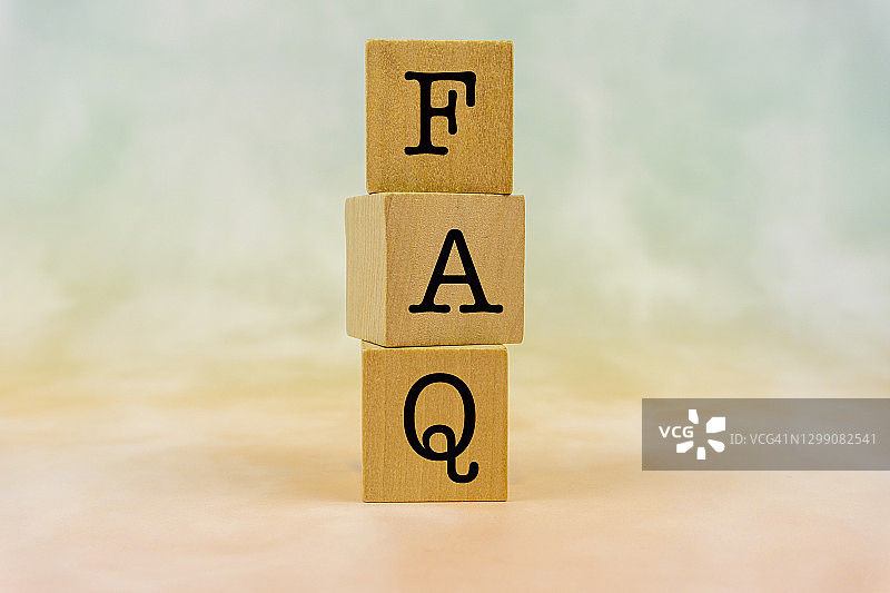 商业概念：木块上的常见问题解答字样图片素材