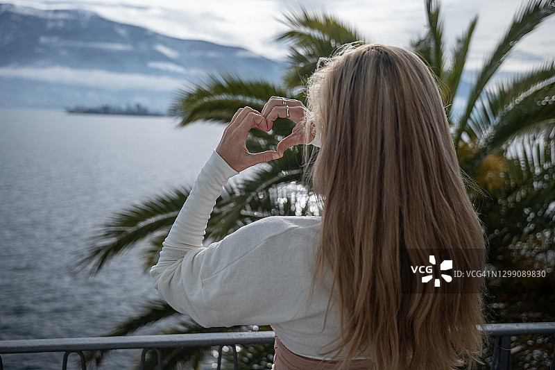 女人用手指在家中摆出心形图片素材