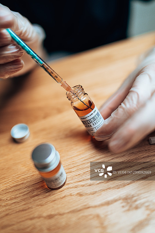医生办公室的新冠疫苗注射器图片素材