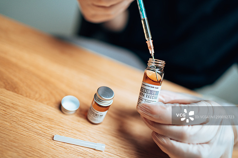 医生办公室的新冠疫苗注射器图片素材