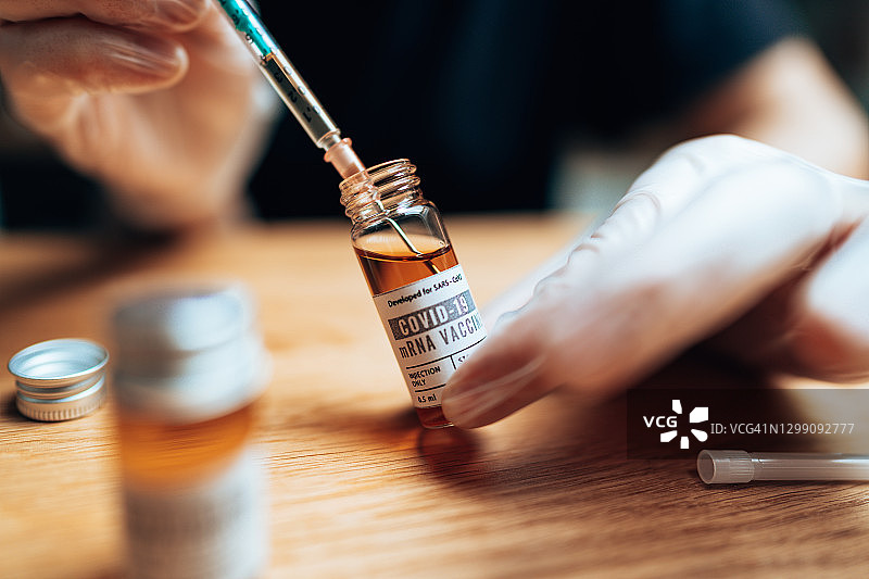 医生办公室的新冠疫苗注射器图片素材