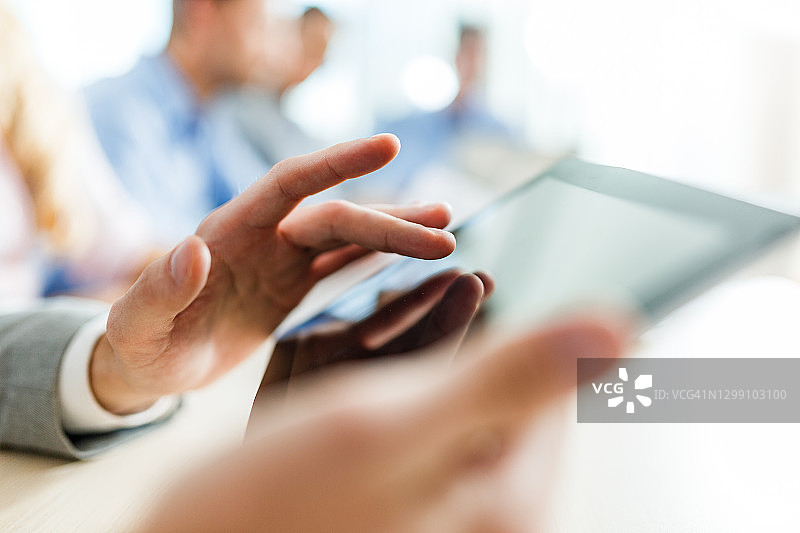 商务人士在会议中使用平板电脑图片素材