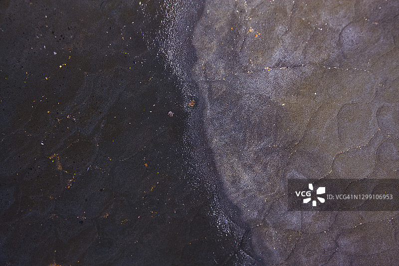 想象中的星系，阳光和岩石上的水图片素材