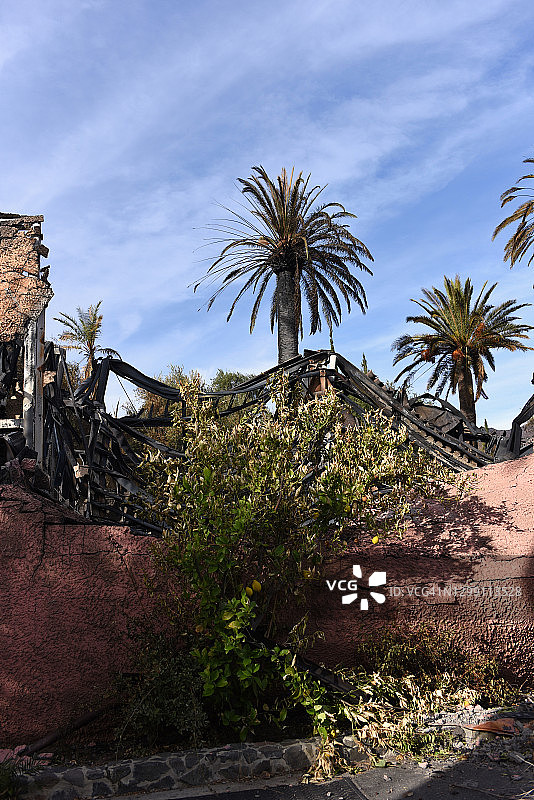 野火摧毁山坡上的房屋图片素材