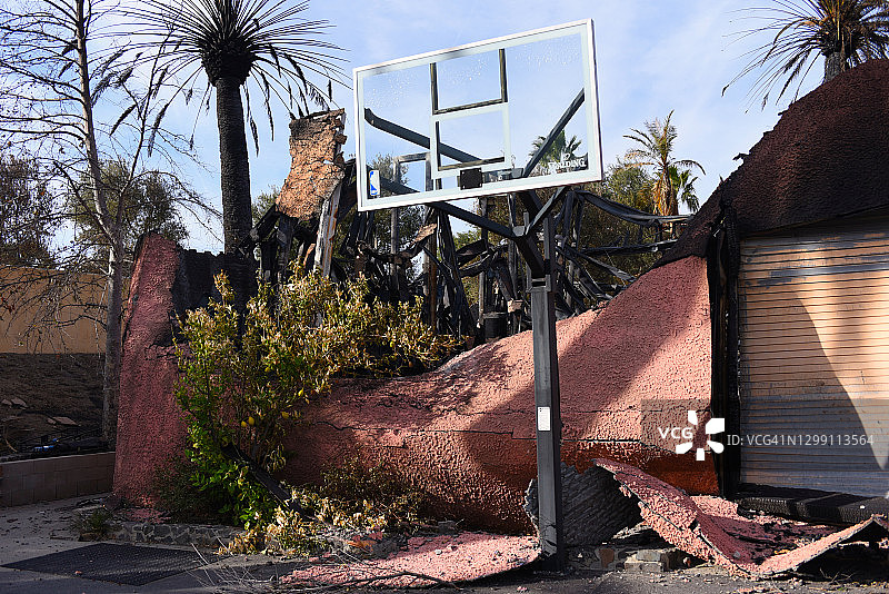 野火中屹立不倒的篮球架图片素材