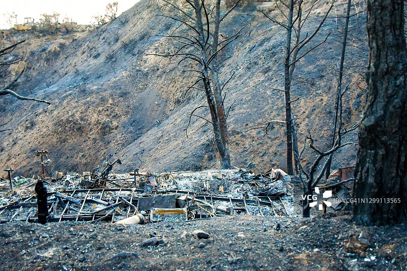 被野火摧毁的房屋图片素材