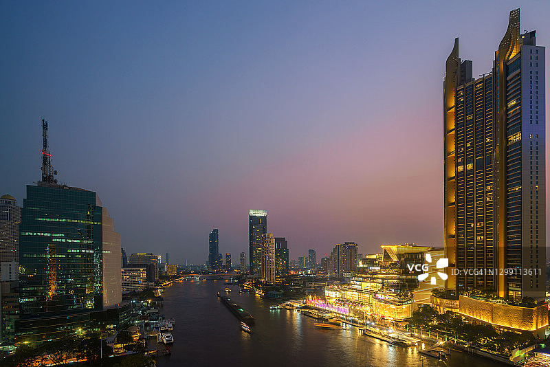 曼谷昭披耶河畔夜景：商务区华灯初上图片素材