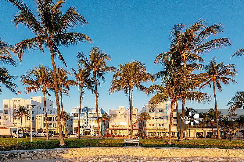 阳光明媚的早晨，美国佛罗里达州迈阿密海滩海洋大道沿线的酒店图片素材