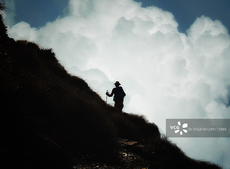 徒步者逆光图片素材