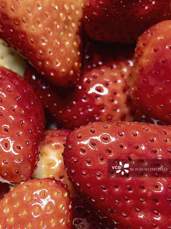 不规则排列的草莓形成的抽象图案图片素材