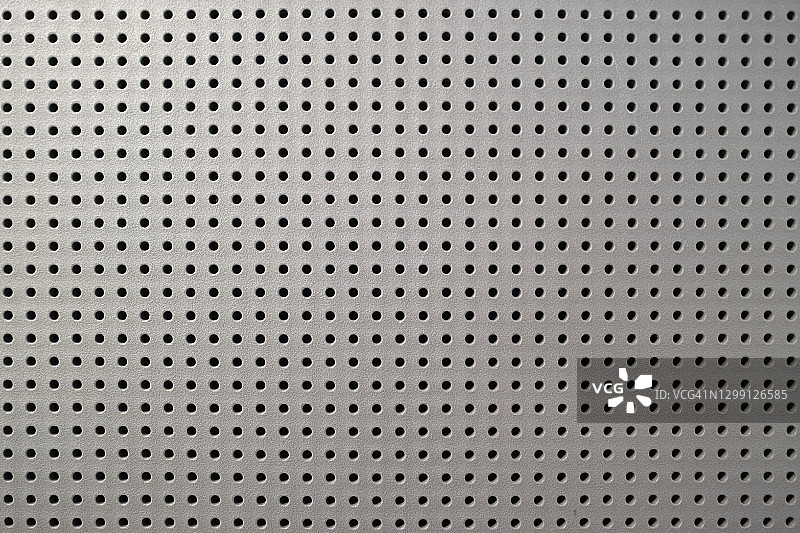 带圆形孔的金属板图片素材