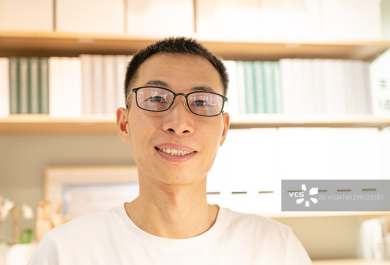 自信的年轻亚洲男子肖像图片素材