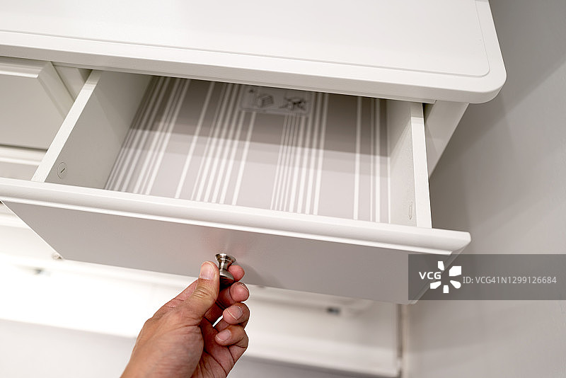 男人的手拉开了抽屉图片素材