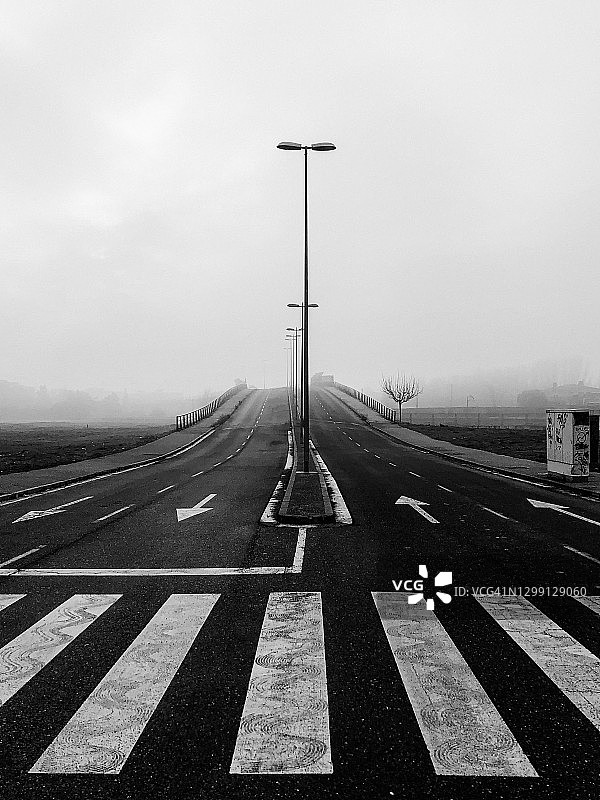 雾中空旷道路上的斑马线图片素材