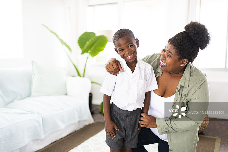 自豪的母亲和上学第一天的儿子图片素材