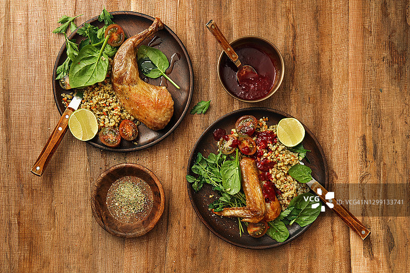 烤珍珠鸡配粗麦野莓酱图片素材