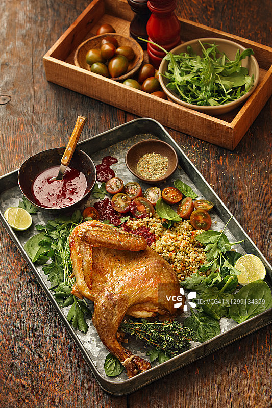 烤珍珠鸡配粗麦野莓酱图片素材