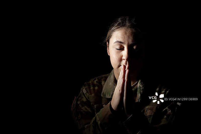 祈祷的女兵戏剧性肖像图片素材