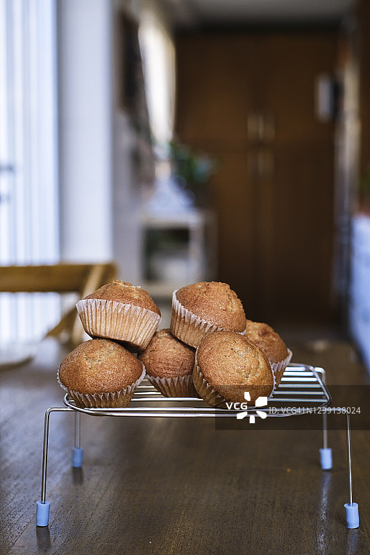 厨房里美味的传统自制麦芬蛋糕图片素材