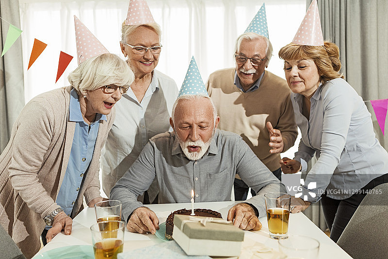 “生日男孩”吹蜡烛图片素材