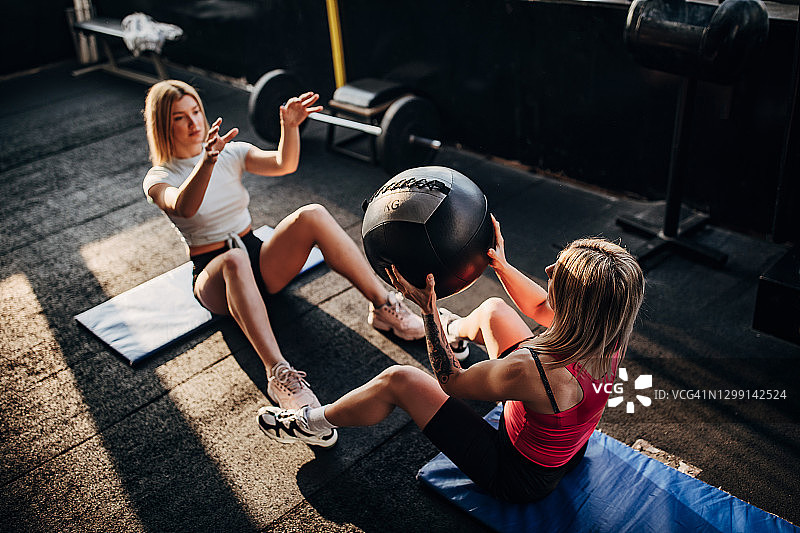 女健身教练和她的女学员一起锻炼图片素材