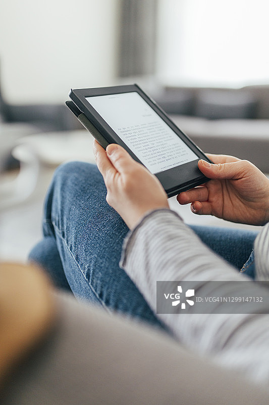 女人在家阅读电子书图片素材