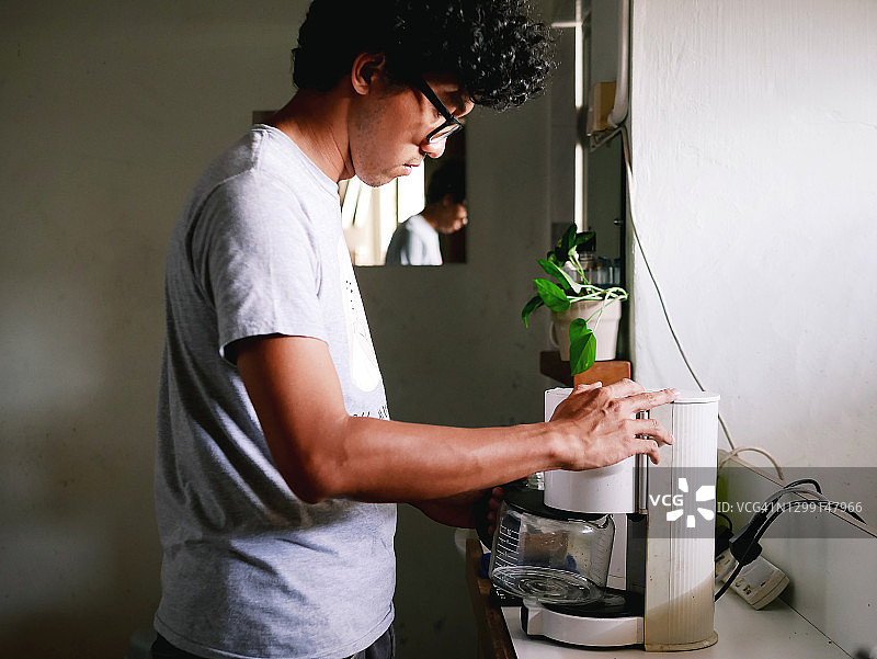 早上做咖啡的年轻亚洲男人图片素材