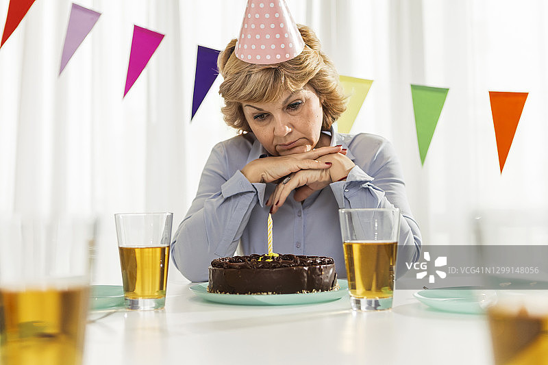 独自参加生日聚会的悲伤老妇人图片素材