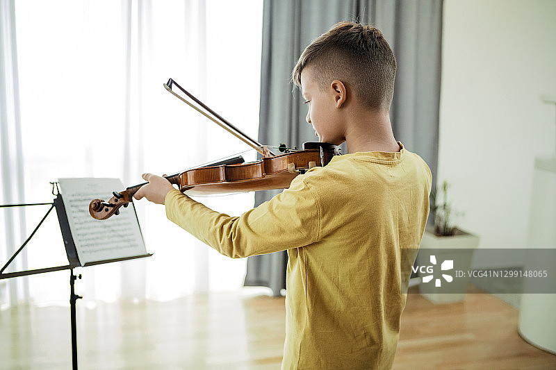 小男孩在拉小提琴图片素材