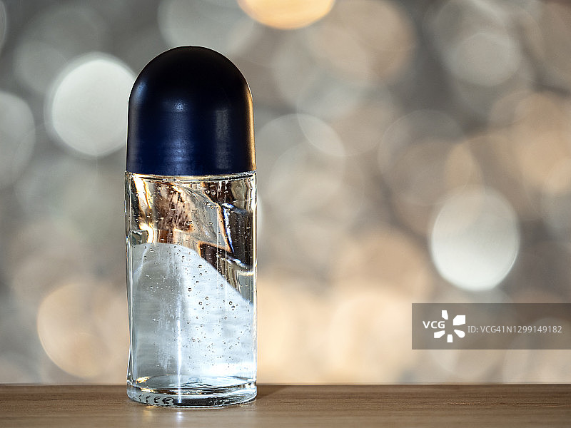 彩色背景上的玻璃滚珠除臭剂容器图片素材