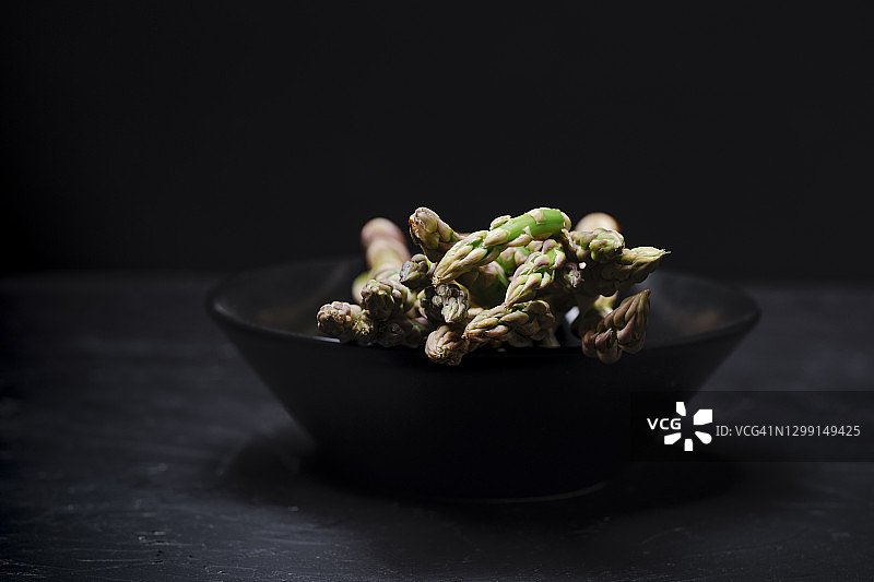 黑色背景黑色碗里的芦笋图片素材