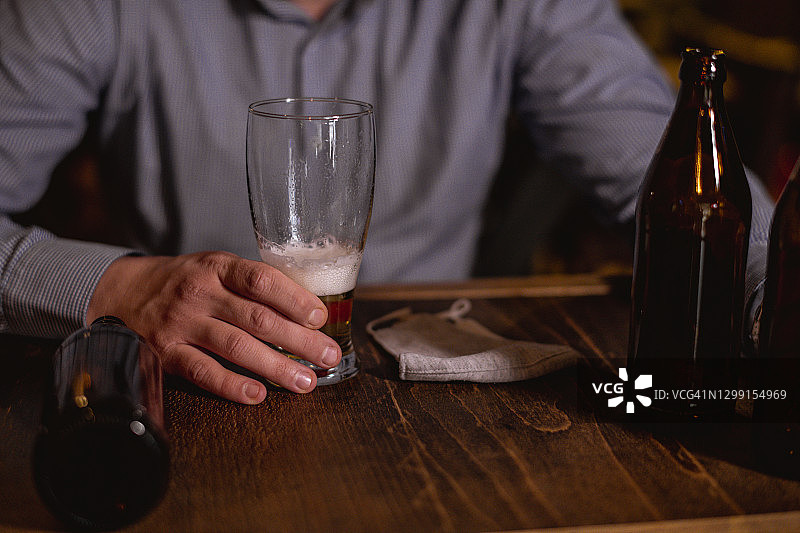 酒吧里的醉酒男子图片素材