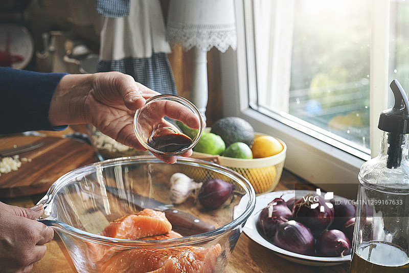 准备香辣三文鱼饭碗配米饭、胡萝卜、黄瓜和鳄梨图片素材