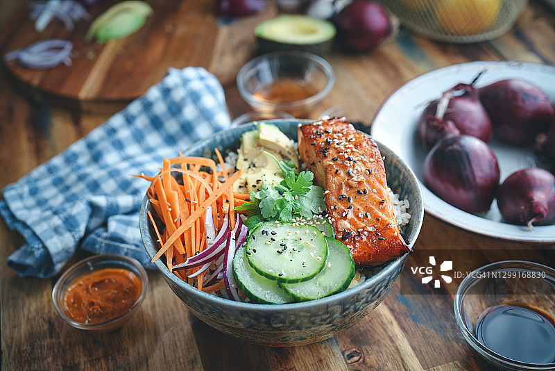 香辣三文鱼饭配胡萝卜黄瓜牛油果图片素材