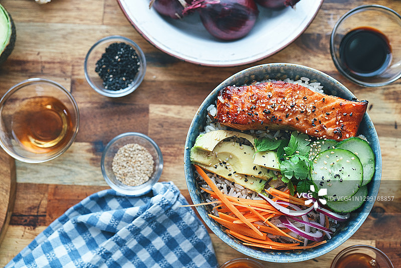 香辣三文鱼饭配胡萝卜黄瓜牛油果图片素材