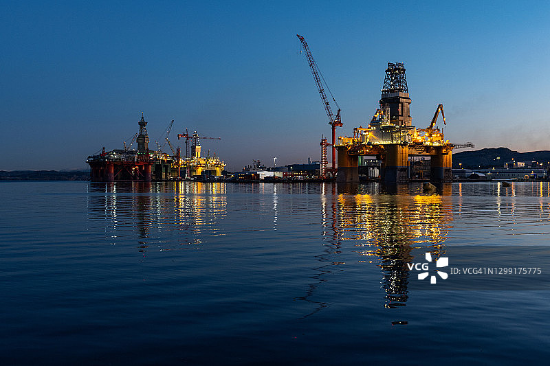 北海海岸的工业石油钻井平台图片素材
