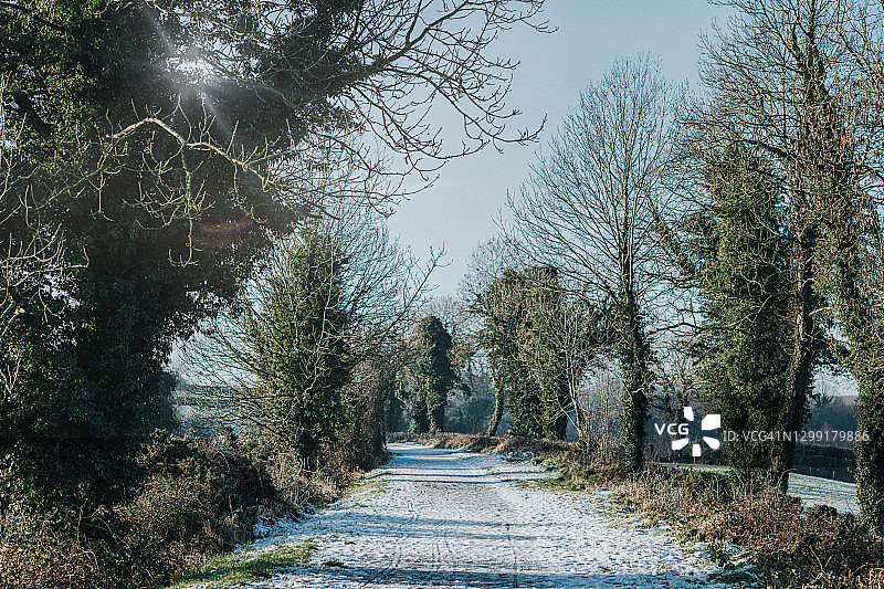白雪皑皑的狭长纤道图片素材