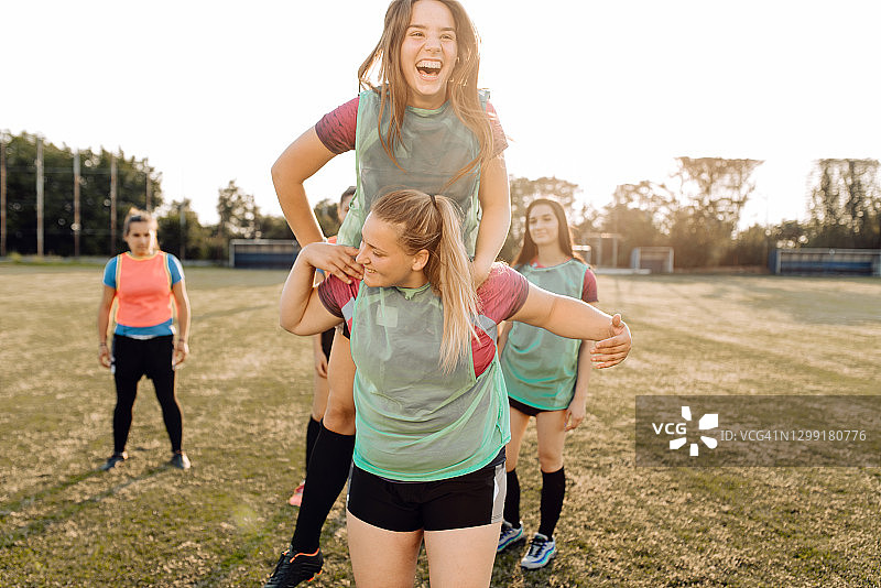 女子橄榄球队员欢呼跳跃图片素材