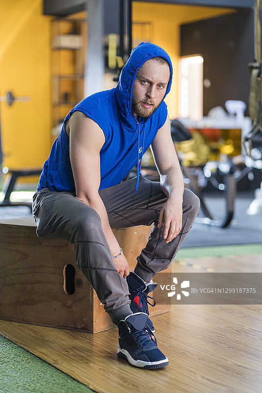 坐在健身箱上的年轻男人图片素材