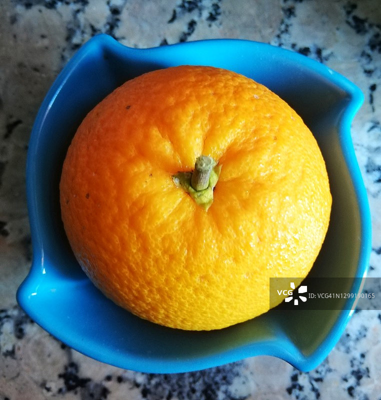 蓝色陶瓷碗里的橙子图片素材