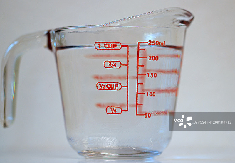白色背景上量杯中的一杯清水图片素材