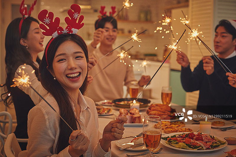 快乐的朋友们拿着烟花棒图片素材