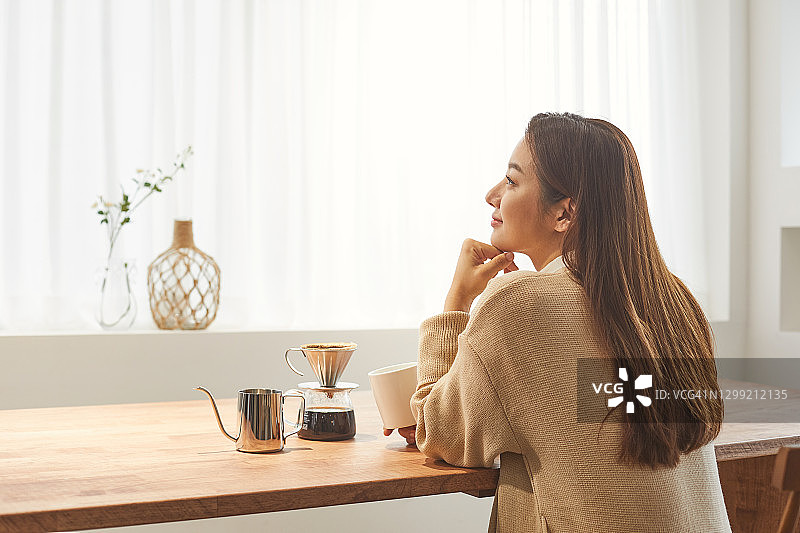 女人正在做咖啡图片素材
