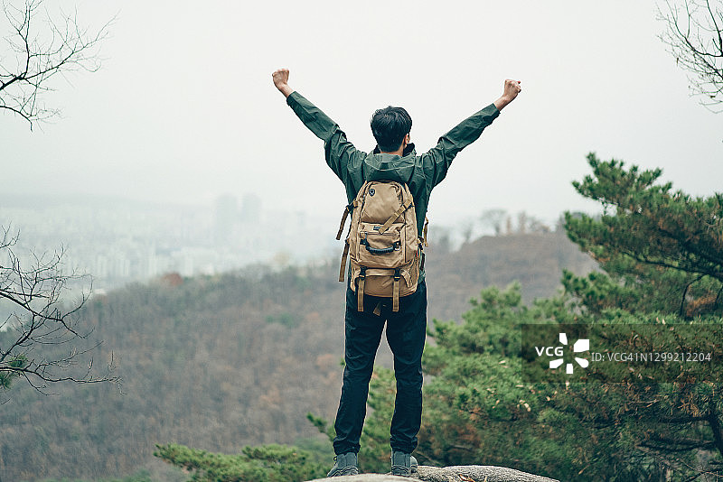 一名男子在秋季徒步旅行图片素材