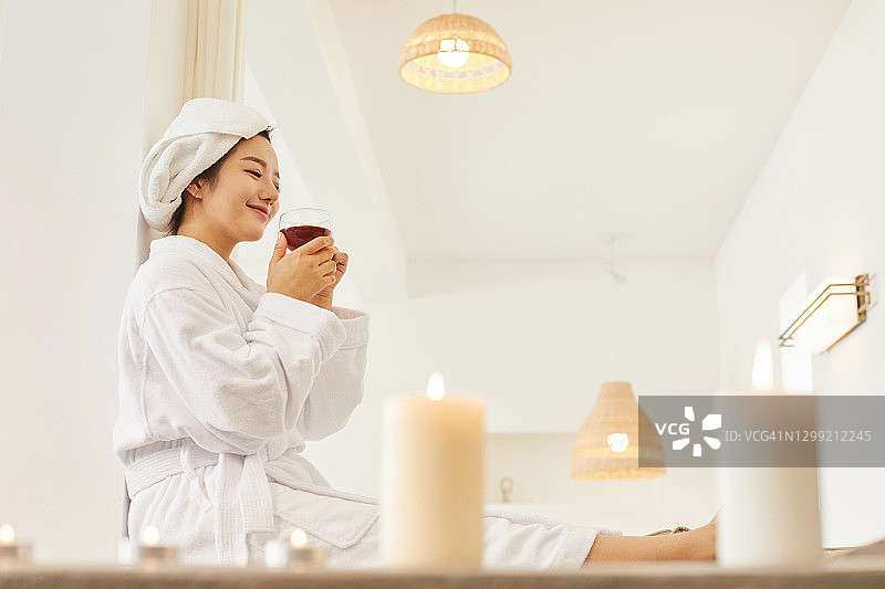 在水疗中心喝茶的女人图片素材