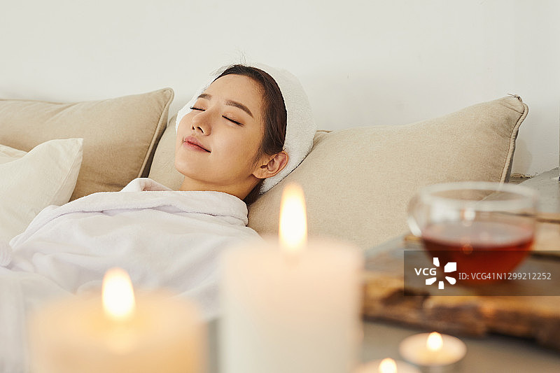 在水疗中心睡觉的女人图片素材