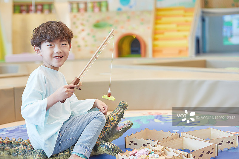 在儿童咖啡馆玩耍的男孩图片素材