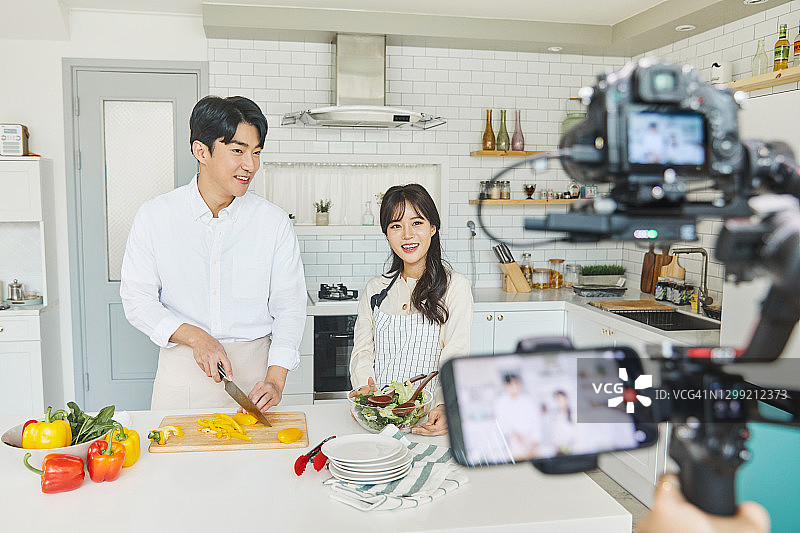 男人和女人制作烹饪教程图片素材