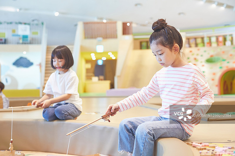 在儿童咖啡馆玩耍的儿童图片素材